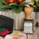 Kinder und Eltern basteln Osterdeko mit Stempeln an einer liebevoll gestalteten Fotostation